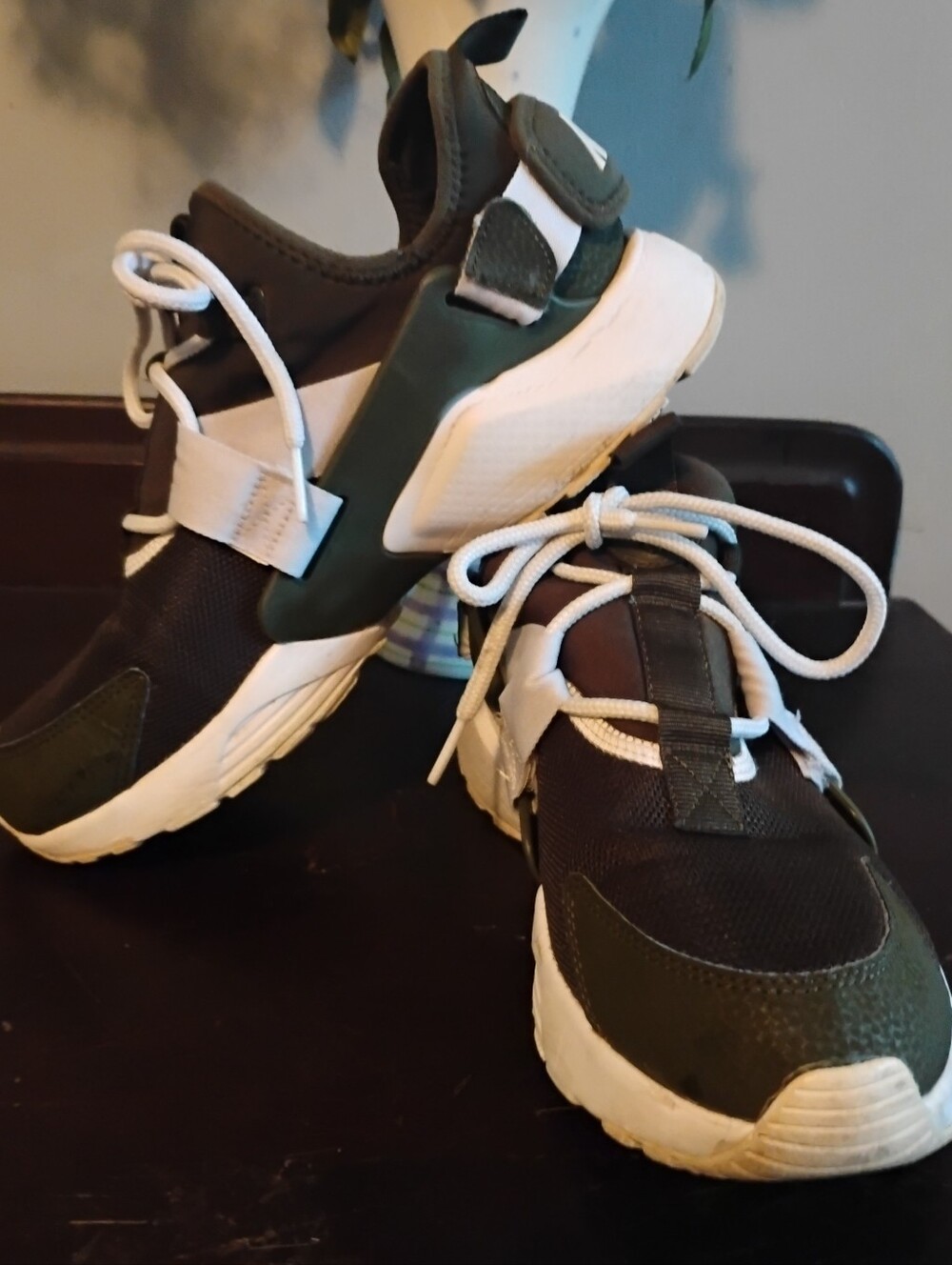Nike Air Huarache Run Women's 8.5 Cargo Khaki Olive Green White 318429-306